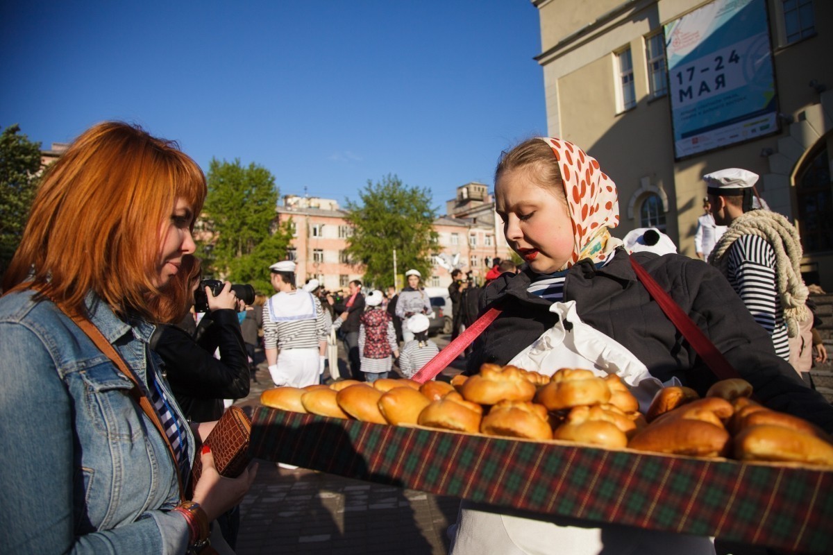 Показала пирожок