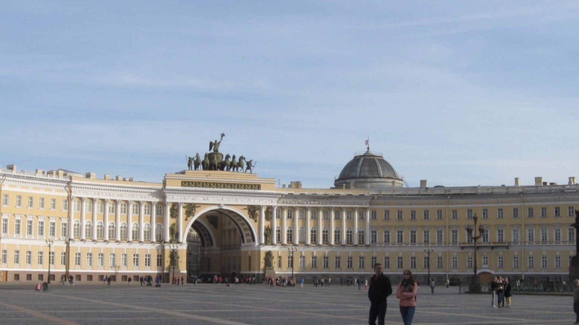 Мистический Петербург: летающие грифоны и дом с временным порталом