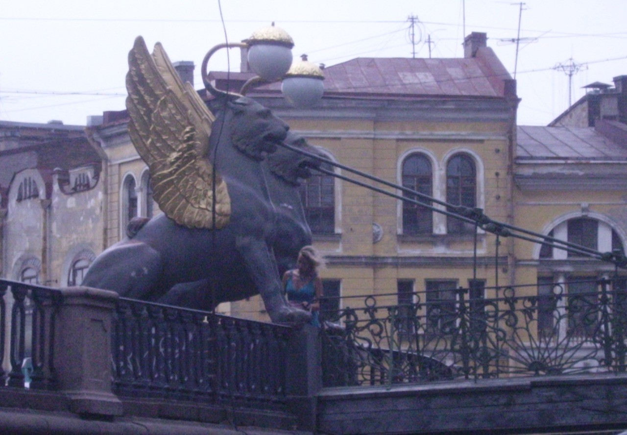 Мистический Петербург: летающие грифоны и дом с временным порталом
